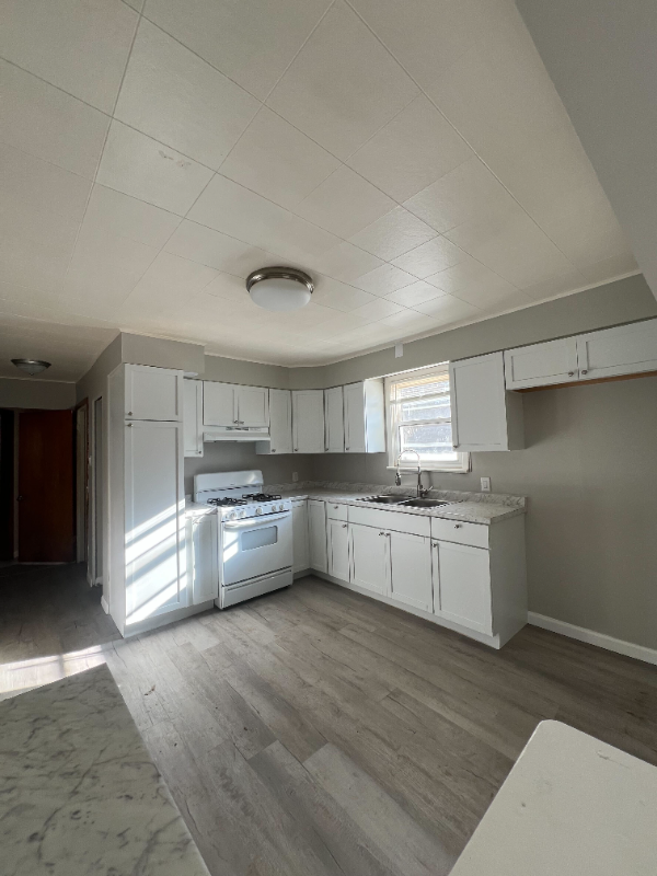 Saint Louis House: 10180 Count Dr, Saint Louis, MO 63136