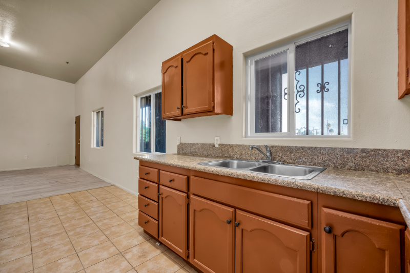 Los Angeles Apartment: 5869 S Figueroa St