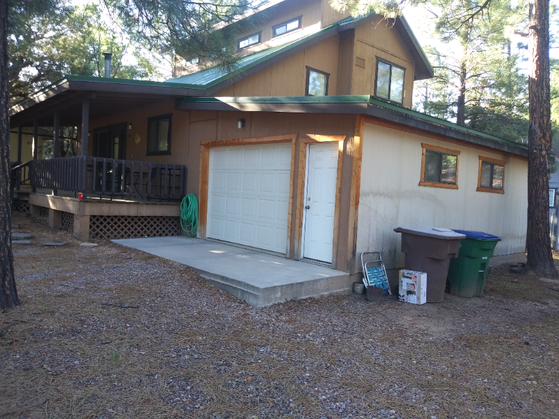 Show Low House: 1701 W Hall St