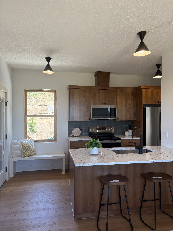 Salem House: 4069 Berwick Ln SE