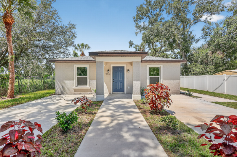 Bradenton House: 916 23rd St E,