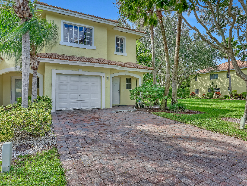 West Palm Beach Townhome: 681 Imperial Lake Road
