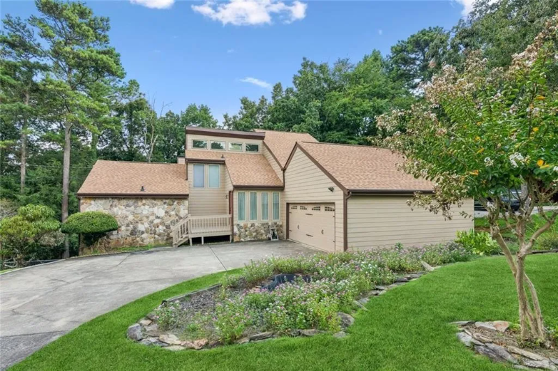 Suwanee House: 1616 Maple Ridge Dr