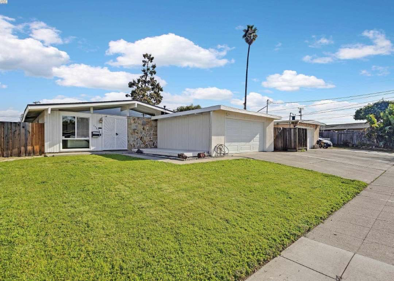 Hayward House: 24808 mango st