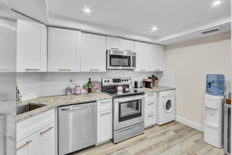 West Palm Beach Condo: 2000 Presidential Way 1006