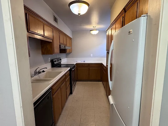 Reseda House: 8111 Canby Ave