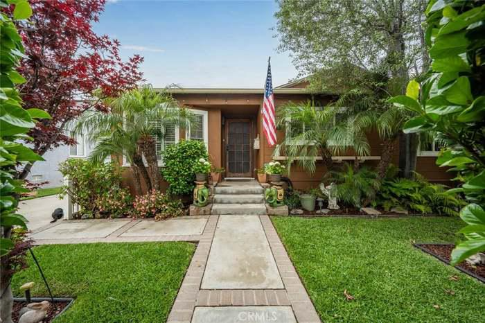 Long Beach House: 7028 E Parkcrest St