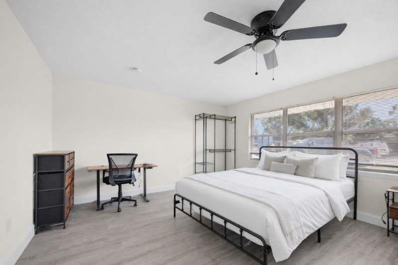 Fort Myers House: 2225 Aldridge Ave