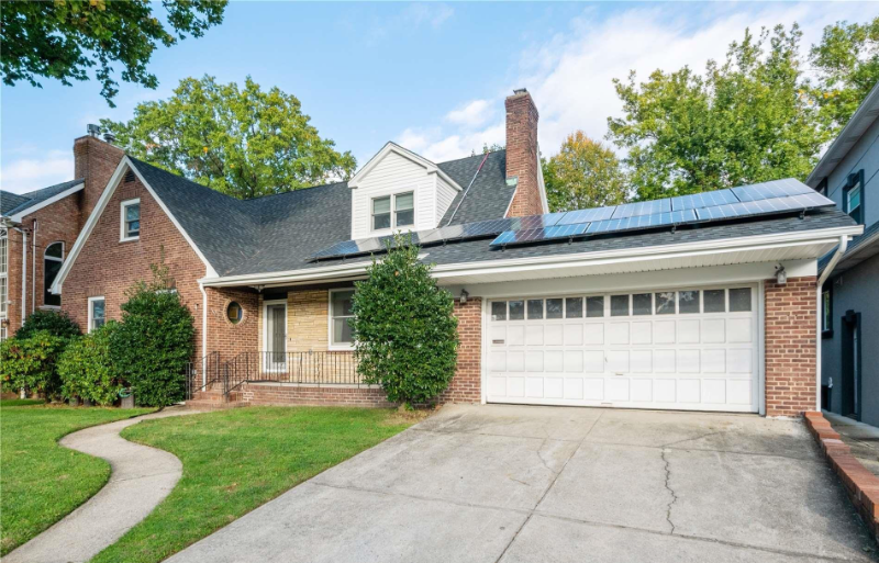 Bayside House: 2933 212 st