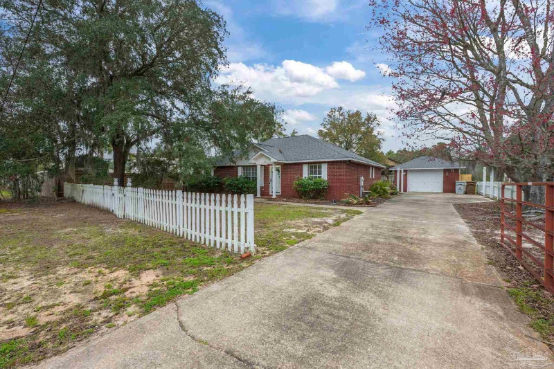 Navarre House: 3159 Hickory St