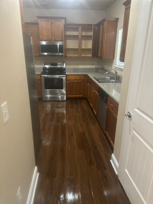 Hampton House: 1985 Boatswain Dr