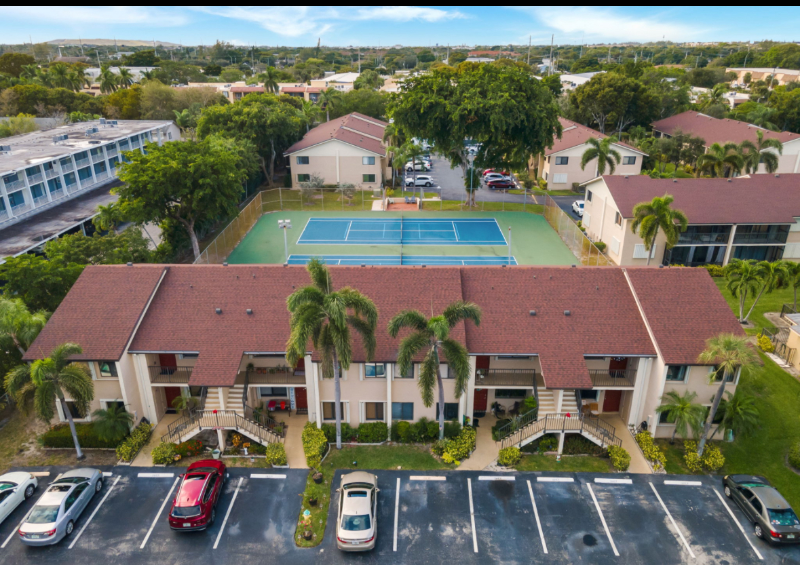 Deerfield beach Condo: 160 SE 7th st