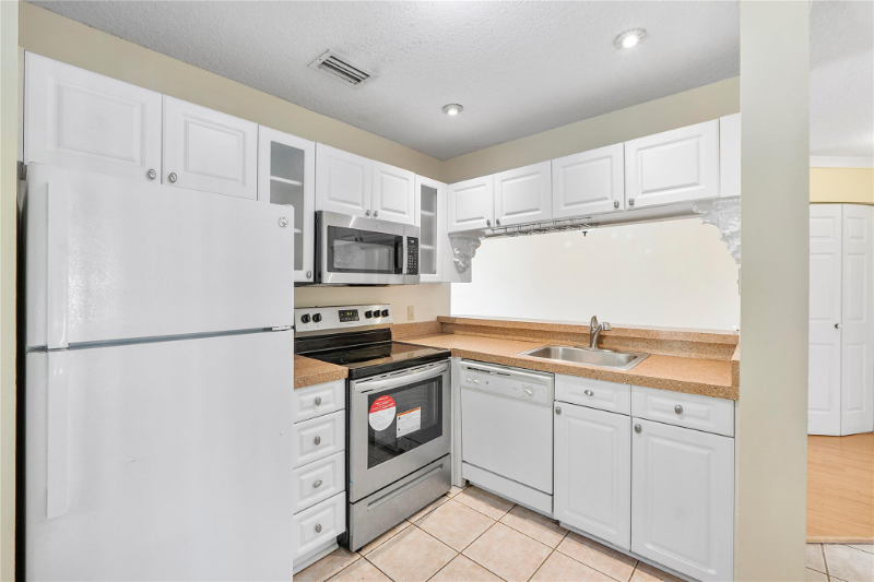 Coral Springs Condo: 967 Coral Club Drive 967