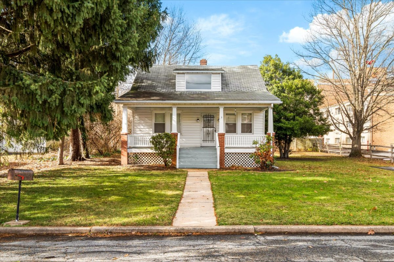 Frederick House: 3 Locust St