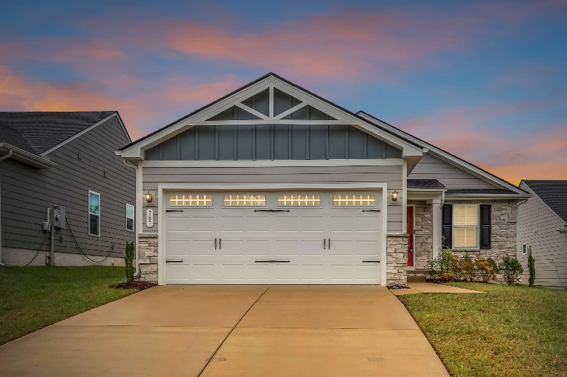 Columbia House: 767 Cottage Drive