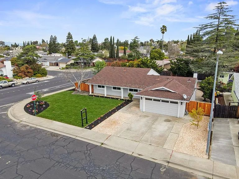 Livermore House: 2426 Regent rd