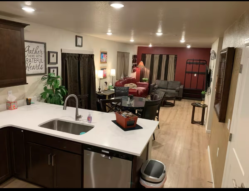 Louisville House: 210 Marshall Mews