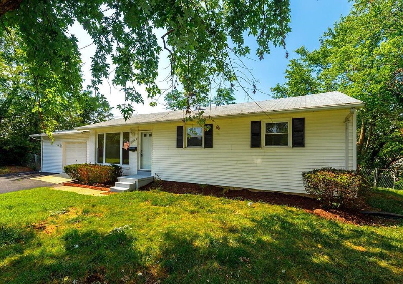 Alexandria House: 6110 Fairfield Pl