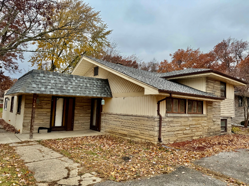 Lansing House: 18104 Paxton Ave Lansing, IL