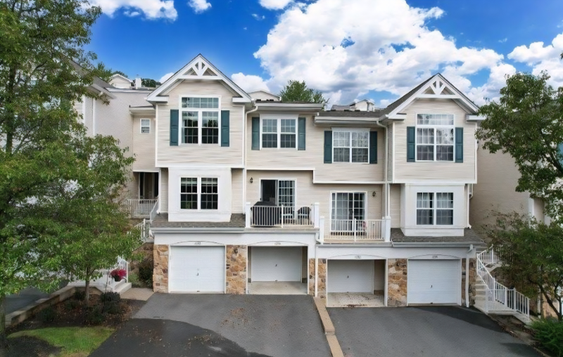 Green brook Townhome: 1092 Shadowlawn Dr