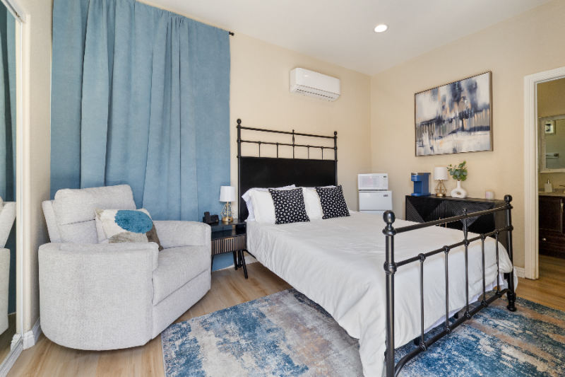 Santa Ana House: 2521 W California St