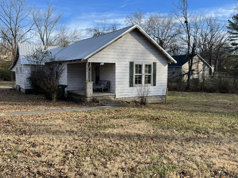 Springfield House: 422 Circle Dr