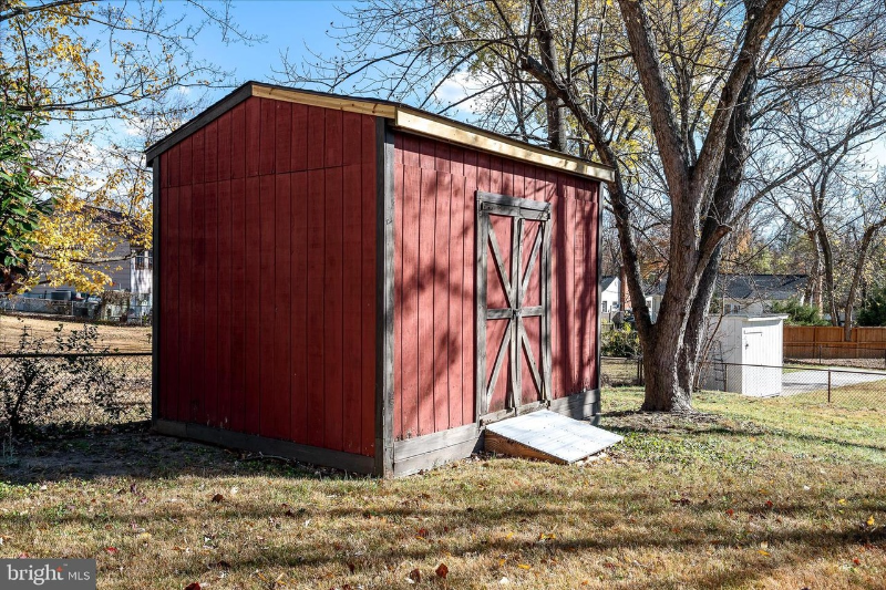 Woodbridge House: 13719 Knowles St