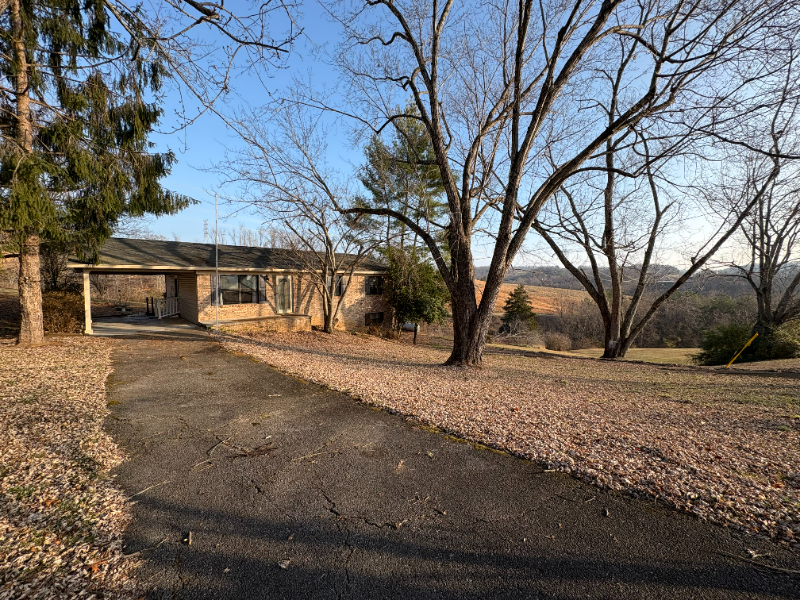 Bean Station House: 412 Meadowview Ln