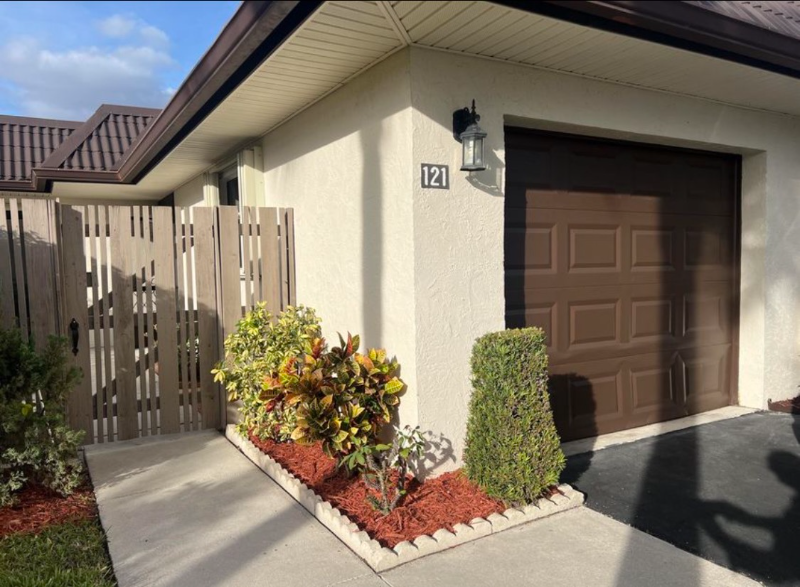 West Palm Beach Condo: 121 Lake Paula Drive