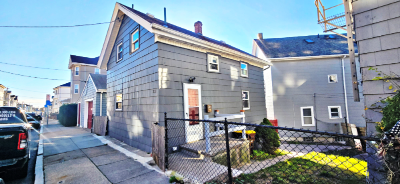 Fall river House: 23 pitman st