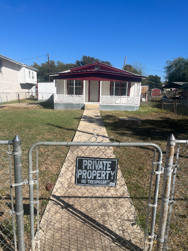 Pearsall House: 621 W Leona St