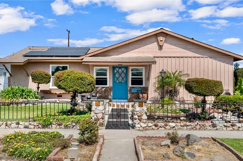 Buena Park House: 7860 La Fiesta Dr