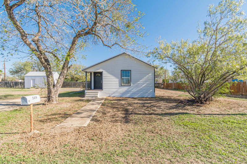 Jourdanton House: 509 Brown Ave