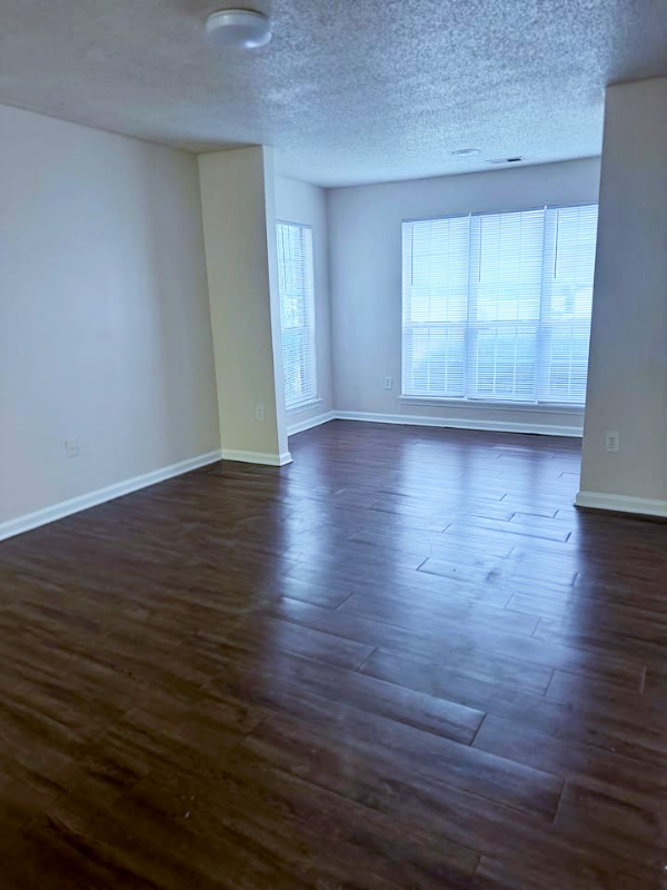 Conway Apartment: 330 Commonwealth Circle