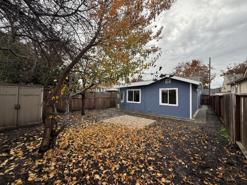 San Leandro House: 1068 Billings Blvd