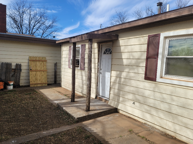 Idalou Apartment: 502 Fir St