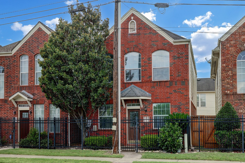 houston House: 1749 aden dr