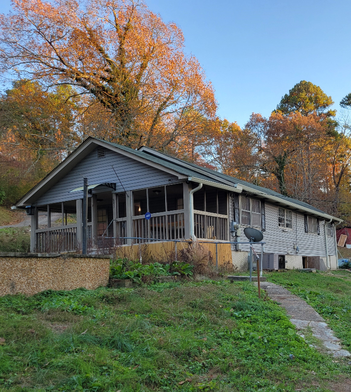 Rossville House: 895 W Schmitt Rd