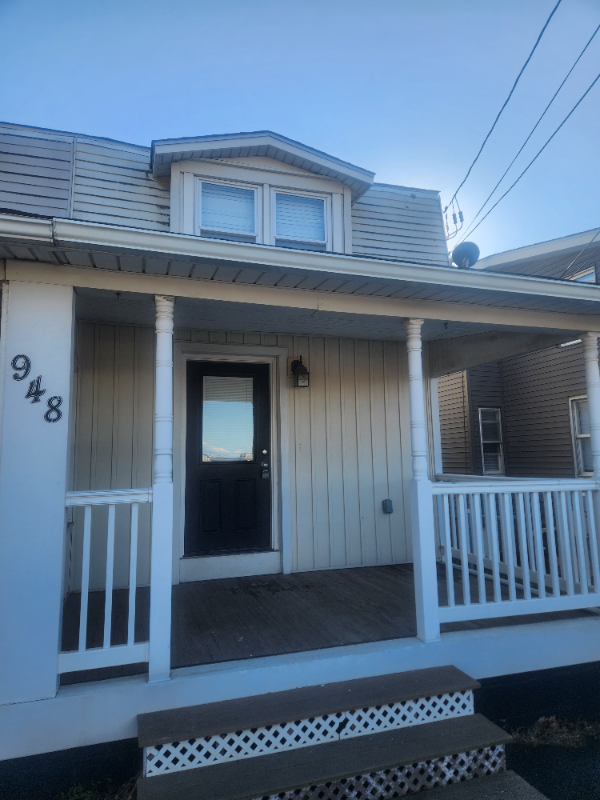 New Holland Townhome: 948 W Main St