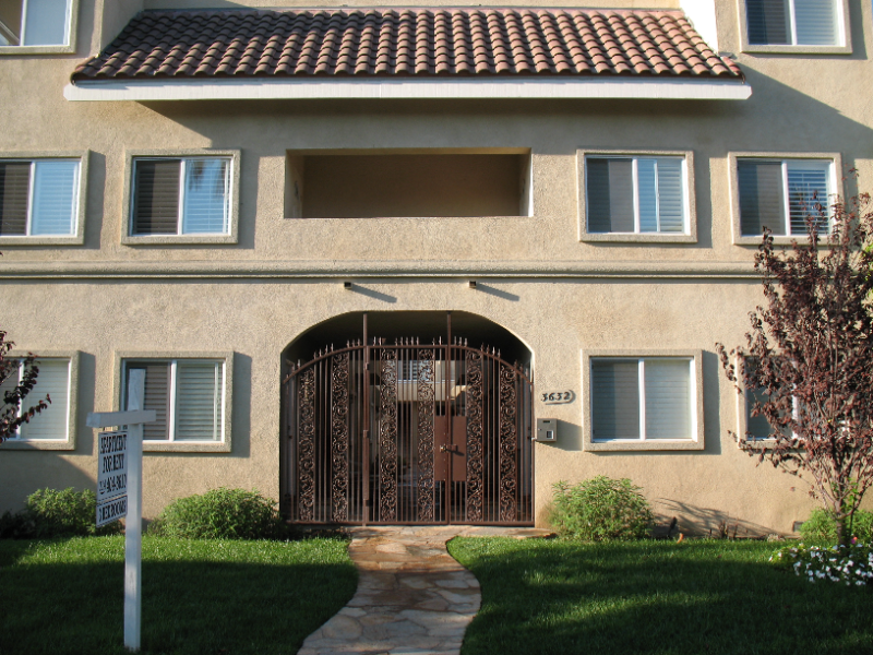 Long Beach Apartment: 3632 E 2nd Street