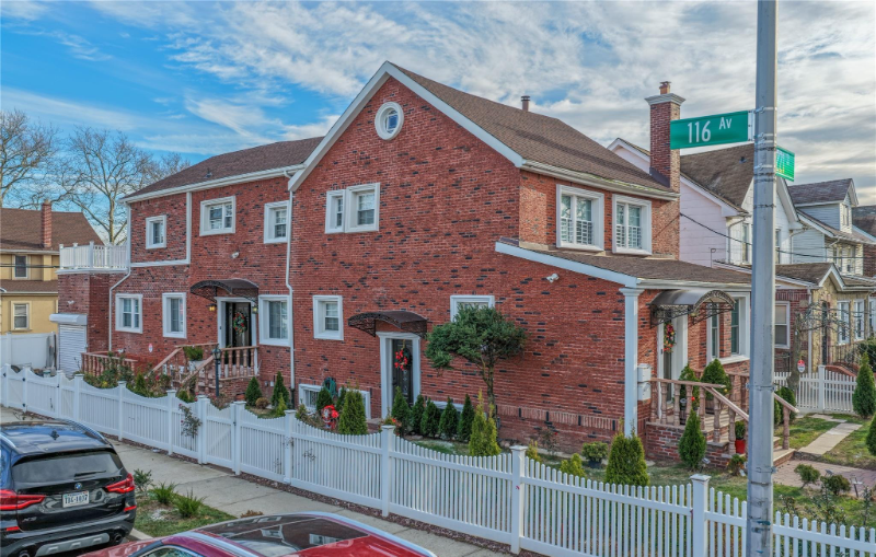 Cambria Heights House: 116-01 221 st