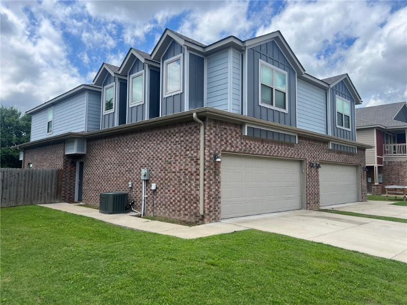 Fayetteville Townhome: 1211 N Sicily Lane