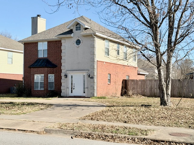 Fayetteville House: 884 N Meadowlands Dr