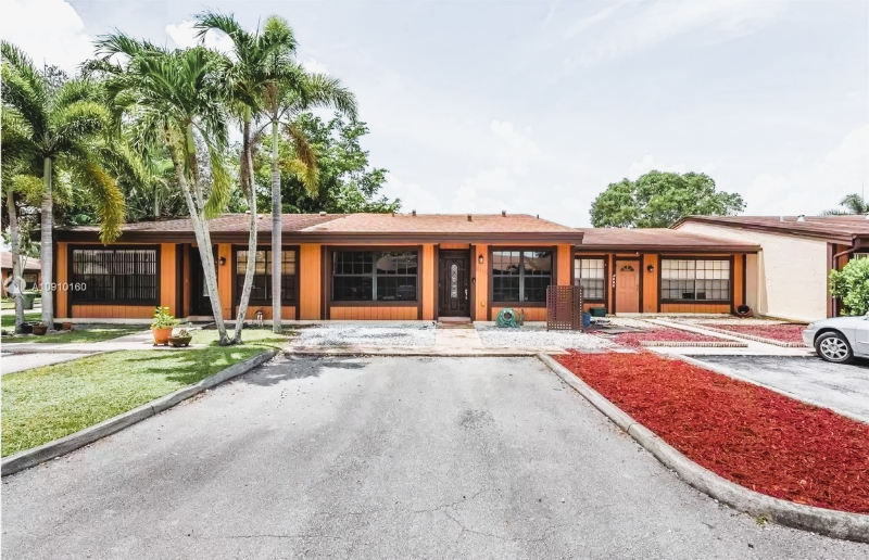 Pembroke Pines Townhome: 2310 Elm Ct