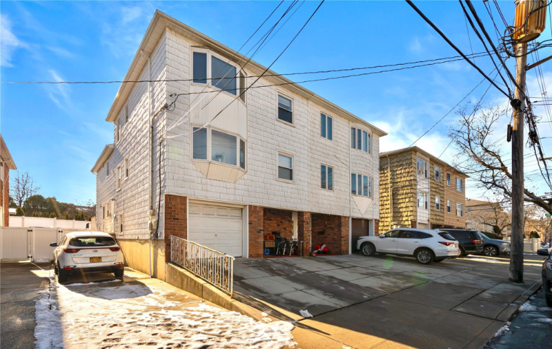 Bayside House: 20848 15 road