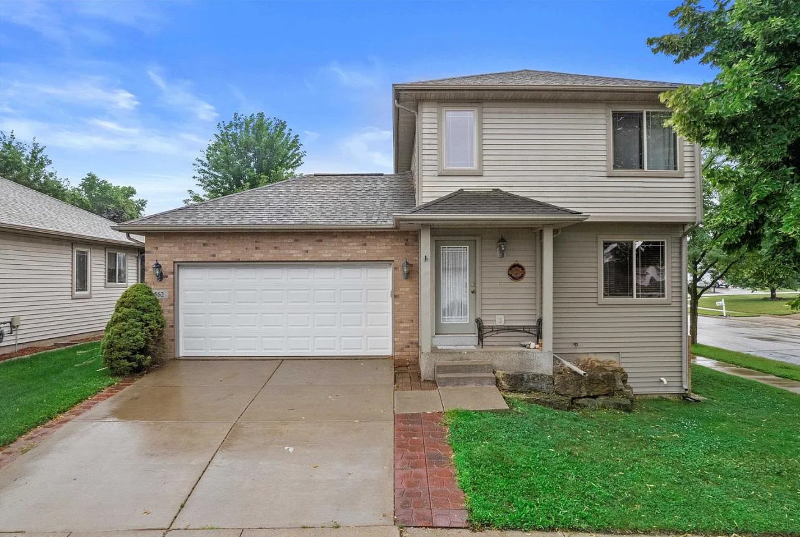 Oregon House: 562 Lexington Dr