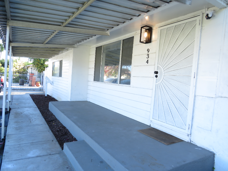 Ontario House: 934 Plaza Serena