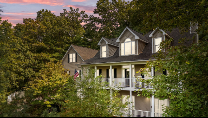 Asheville House: 42 Surrey Run