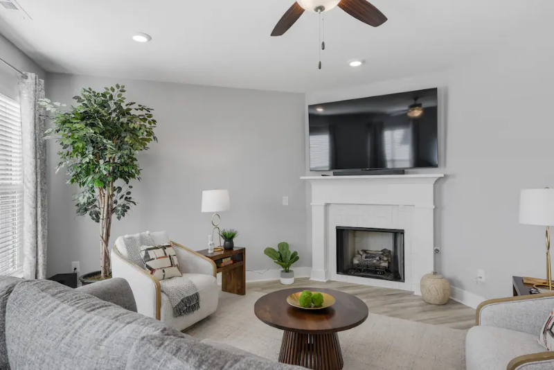 Gallatin House: 129 Weller Ln