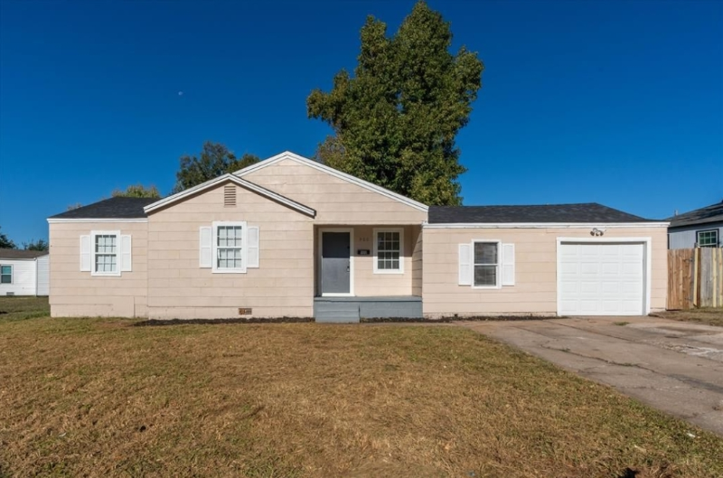 Midwest City House: 900 N Redbud Drive